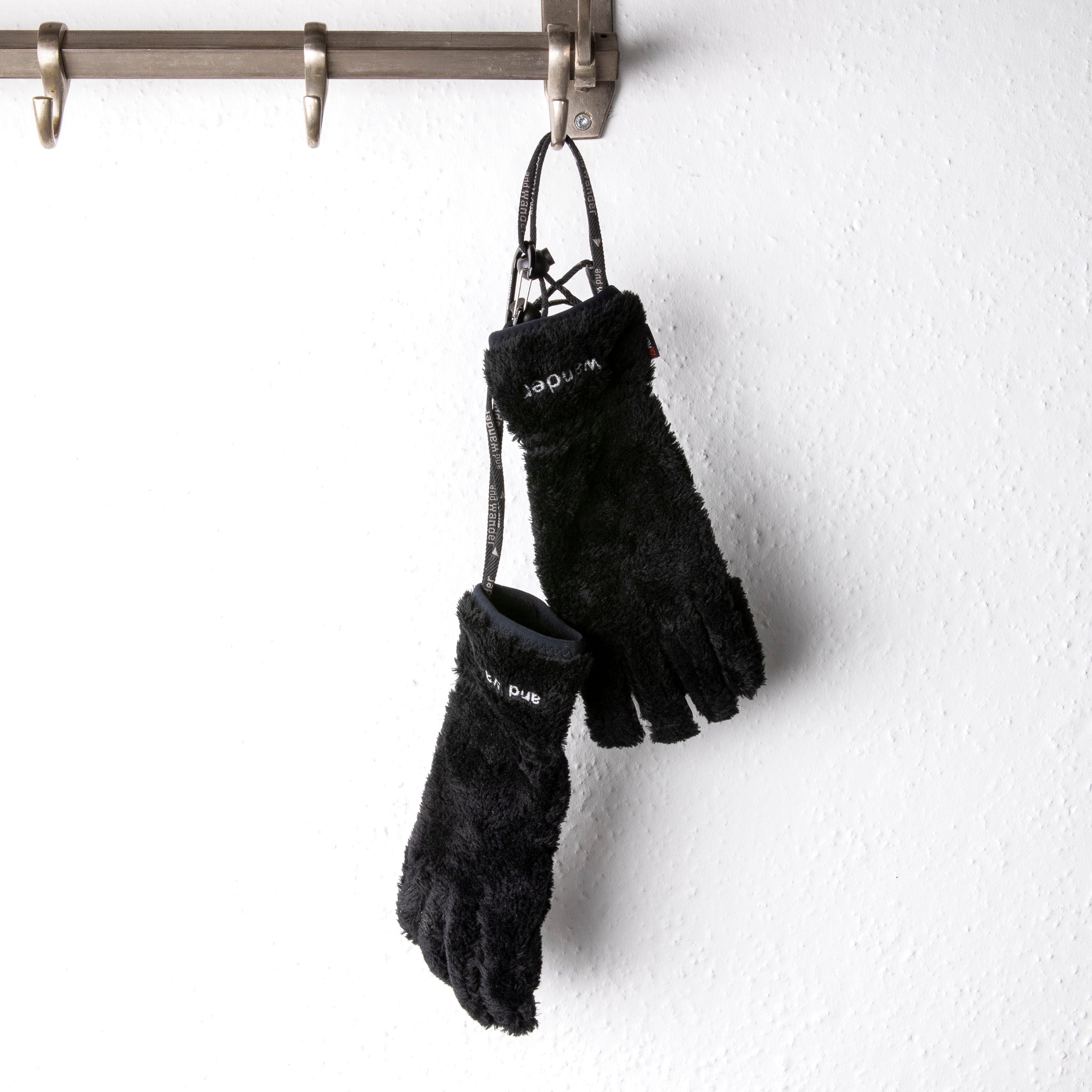And Wander High Loft Fleece Gloves Black – Frans Boone Store