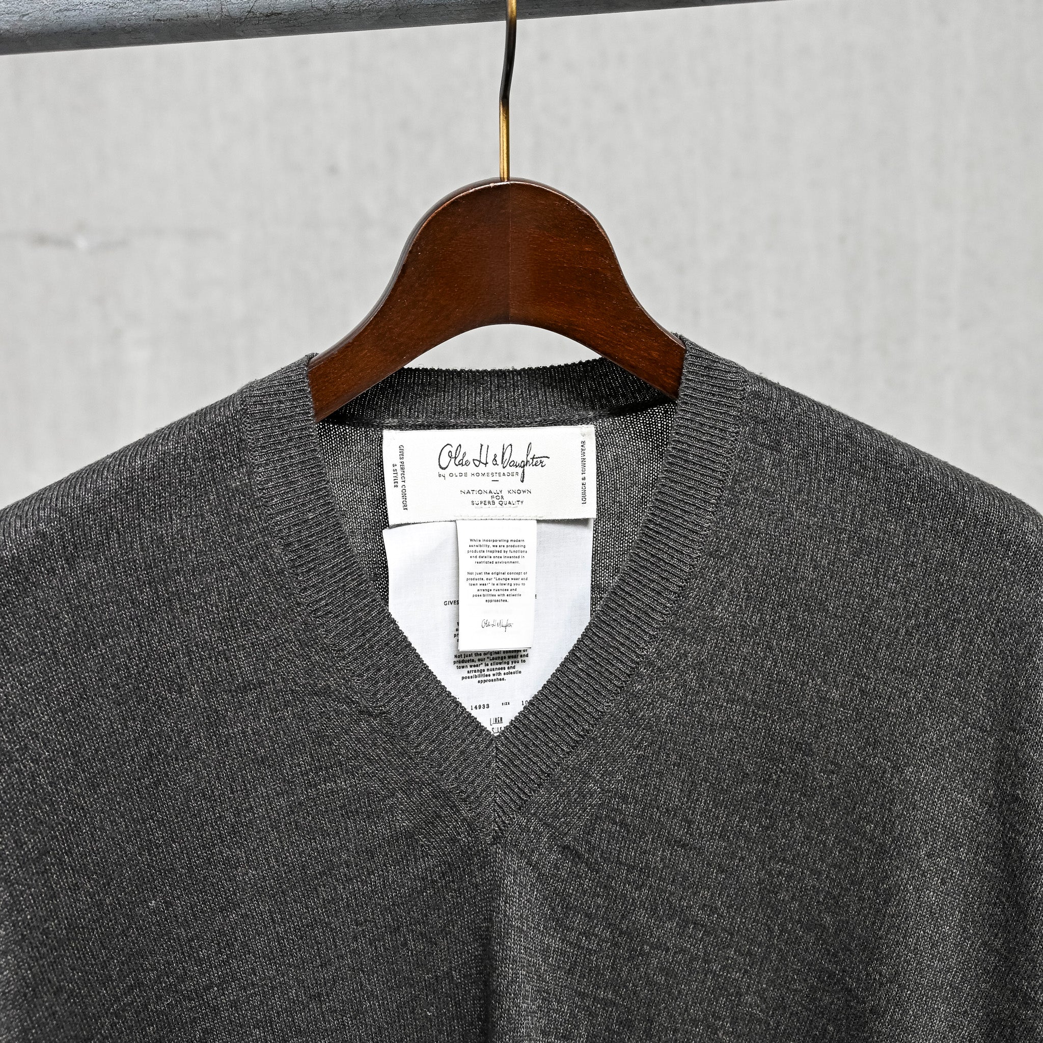 Olde H & Daughter Linen Silk Plain Stitch V-Neck Charcoal – Frans