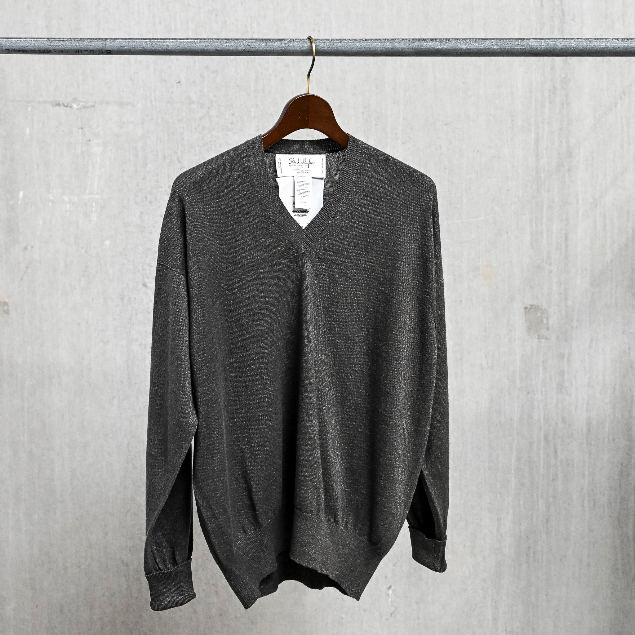 Olde H & Daughter Linen Silk Plain Stitch V-Neck Charcoal – Frans