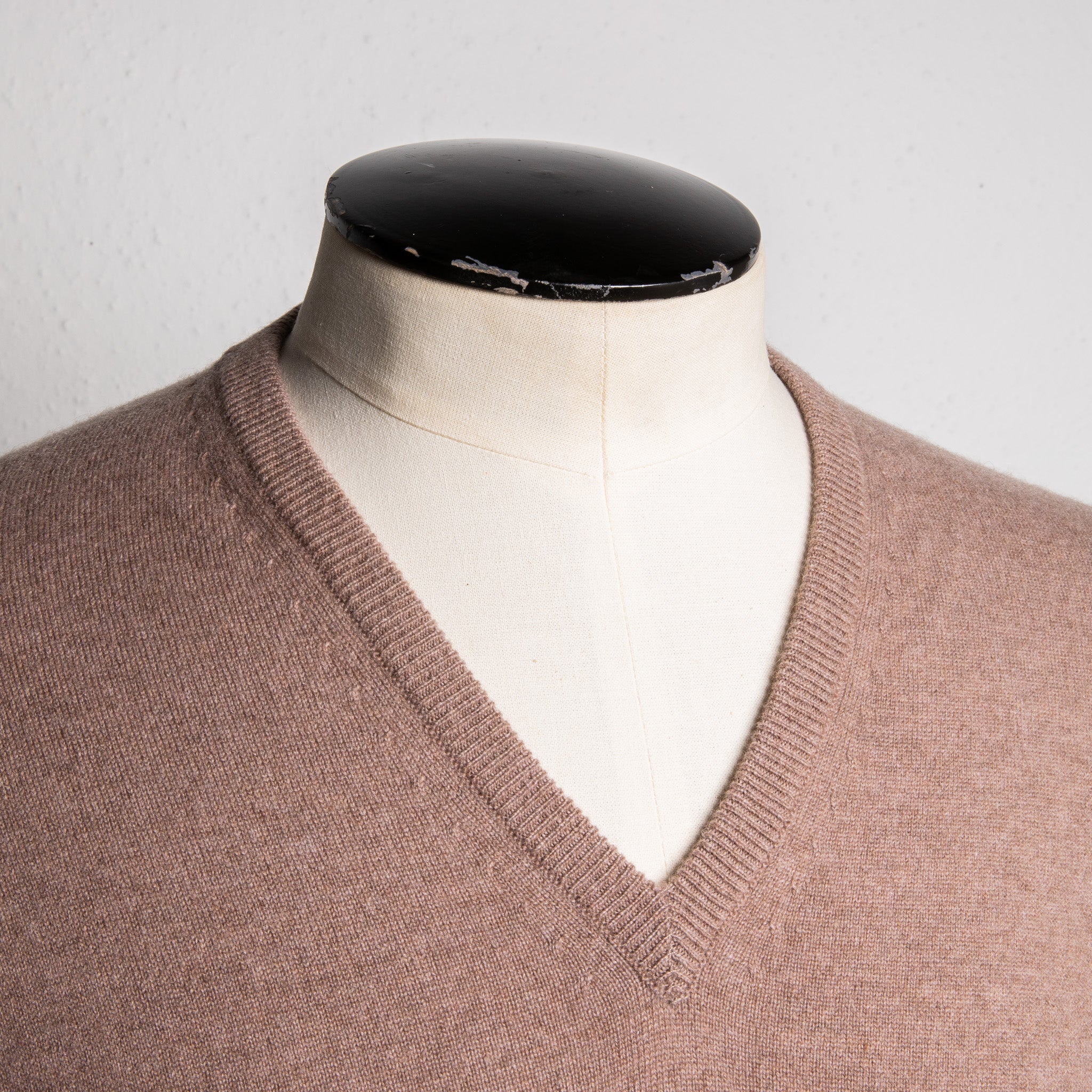 William Lockie Oxton Cashmere V-Neck Dormouse