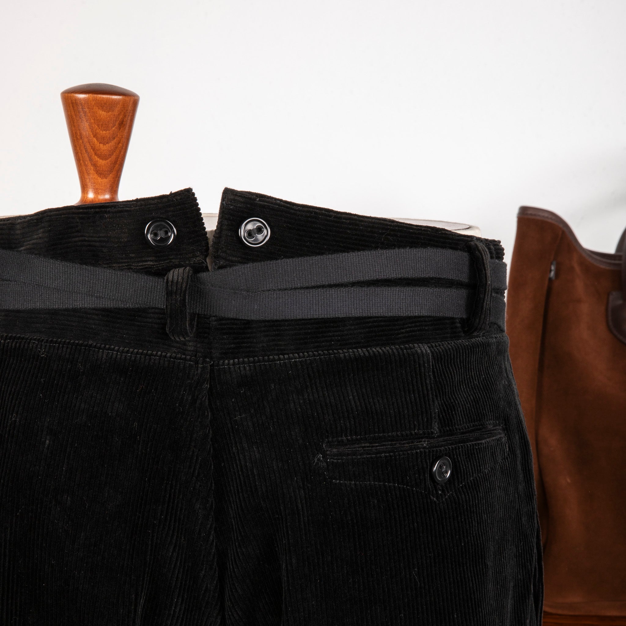 Cohérence Alain 10-Wale Corduroy Trousers Black