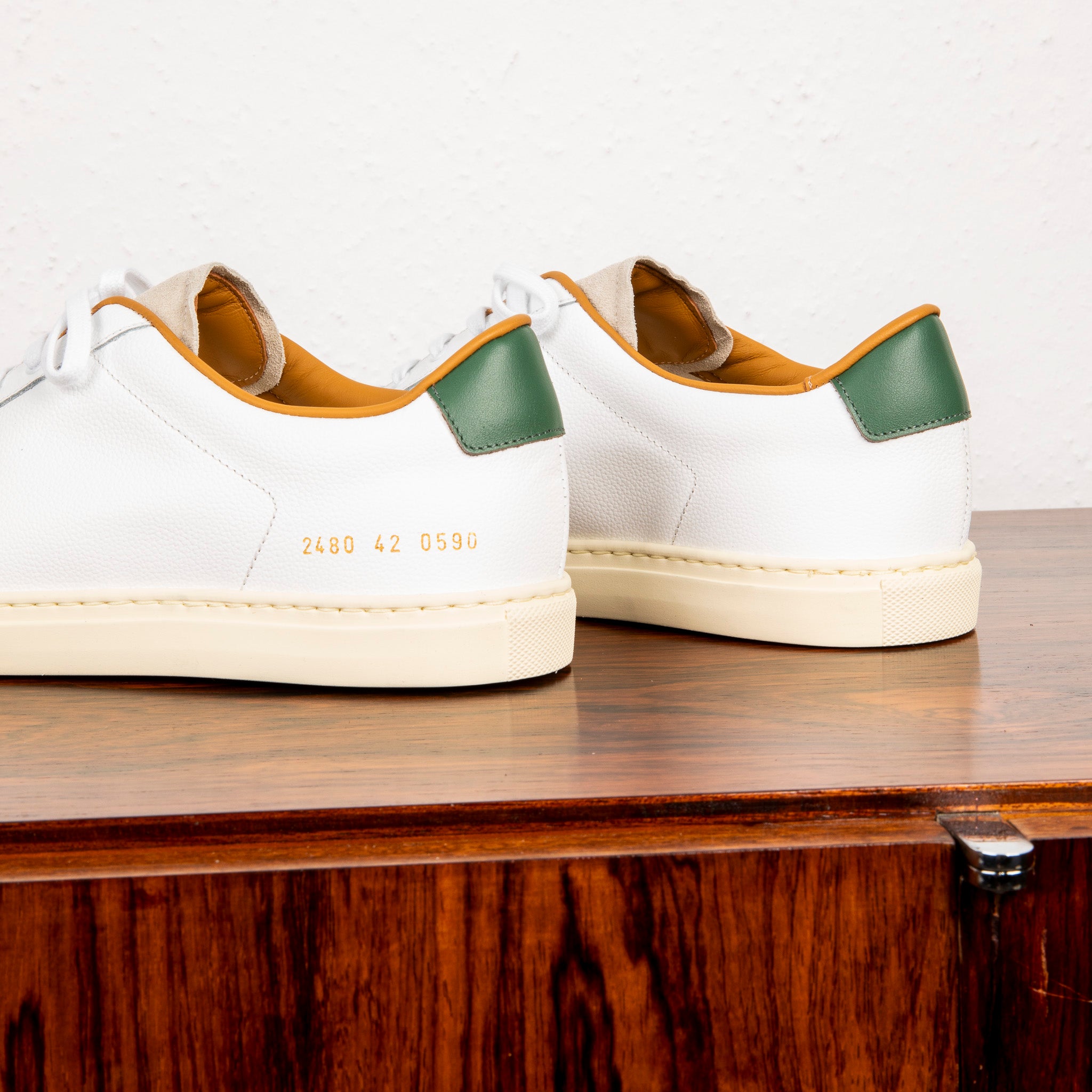 【COMMON PROJECTS】 60930539 RETRO SNEAKERS Common Projects Retro Low Suede Sneaker White/Red at