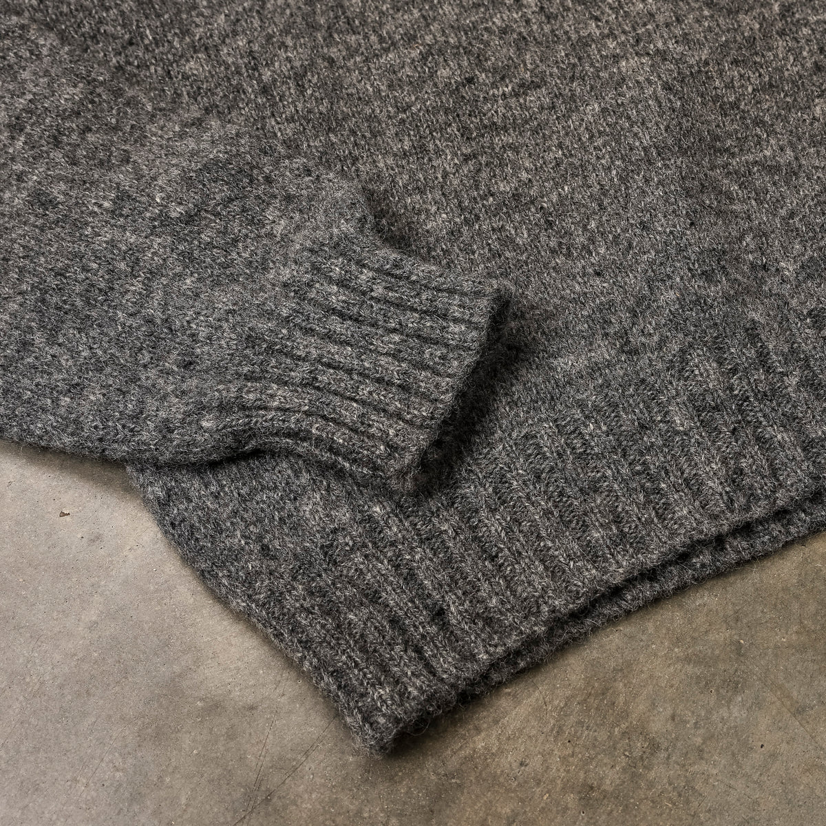 Laurence J. Smith  Super Soft Seamless Crew Neck Pullover Med Grey