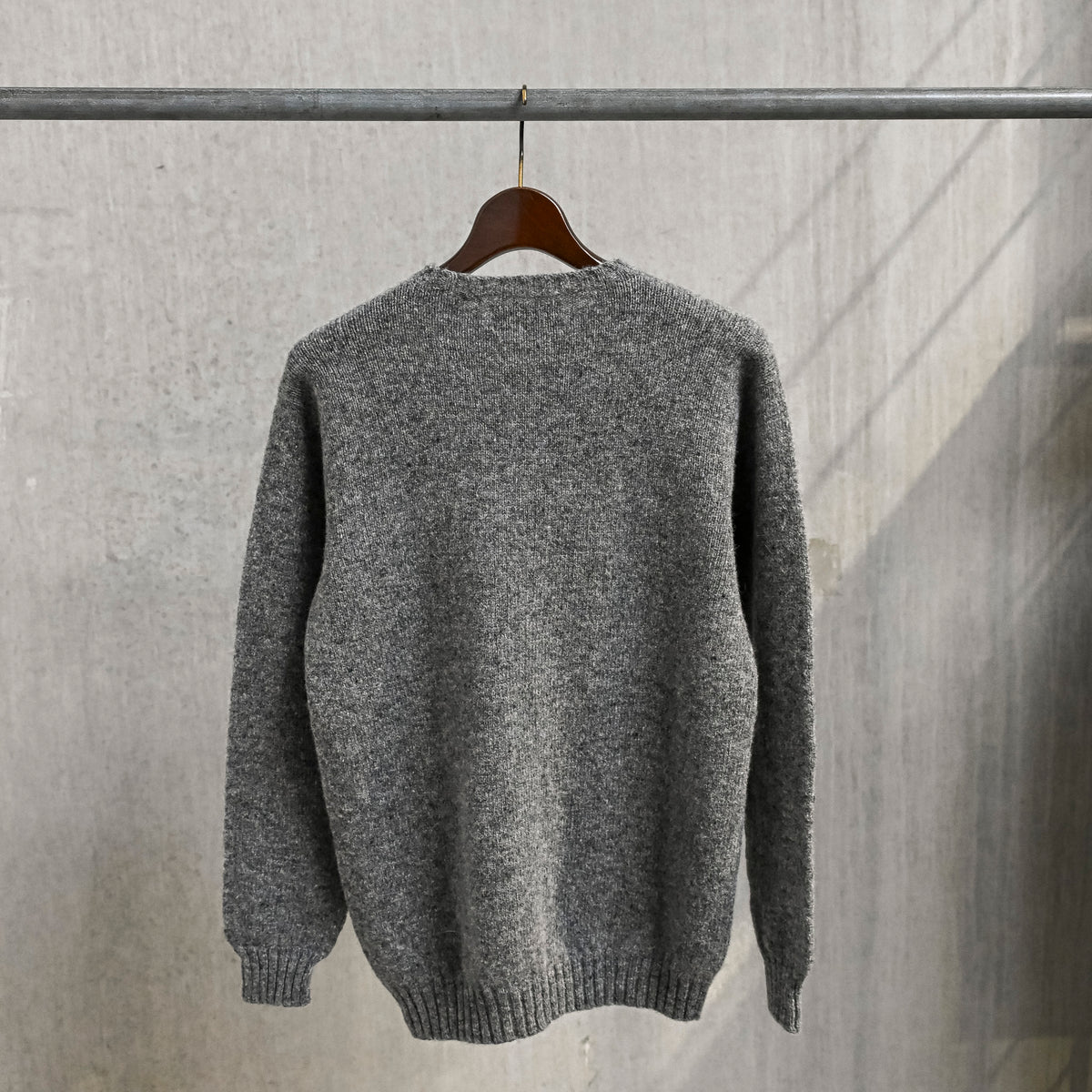 Laurence J. Smith  Super Soft Seamless Crew Neck Pullover Med Grey
