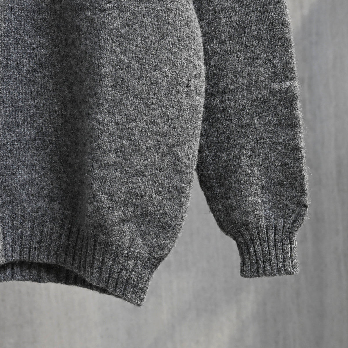 Laurence J. Smith  Super Soft Seamless Crew Neck Pullover Med Grey
