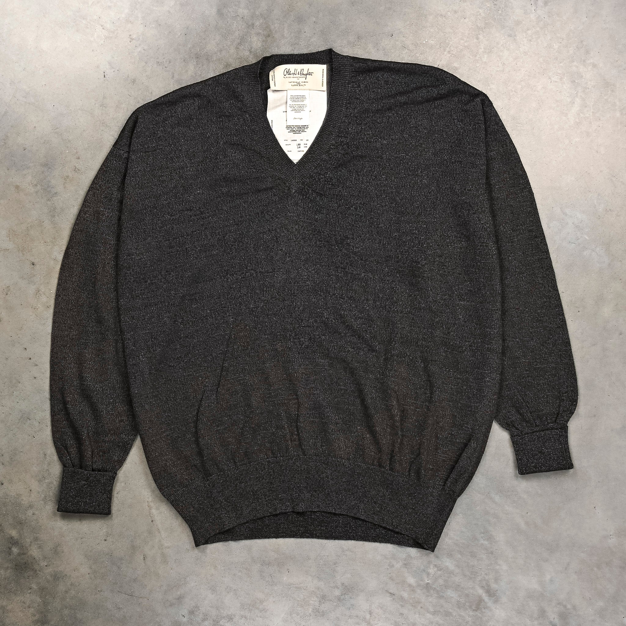 Olde H & Daughter Linen Silk Plain Stitch V-Neck Charcoal – Frans