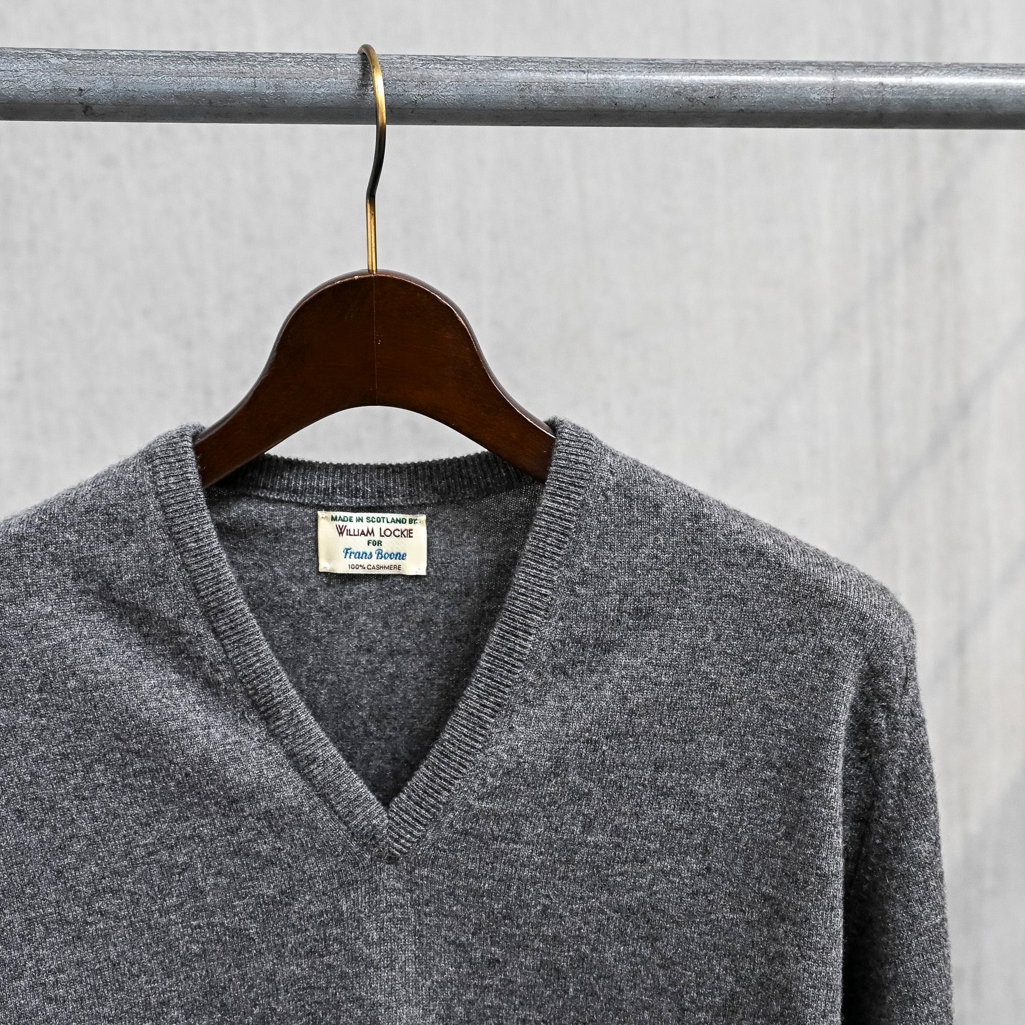 William Lockie Oxton Cashmere V-Neck Lubecca – Frans Boone Store