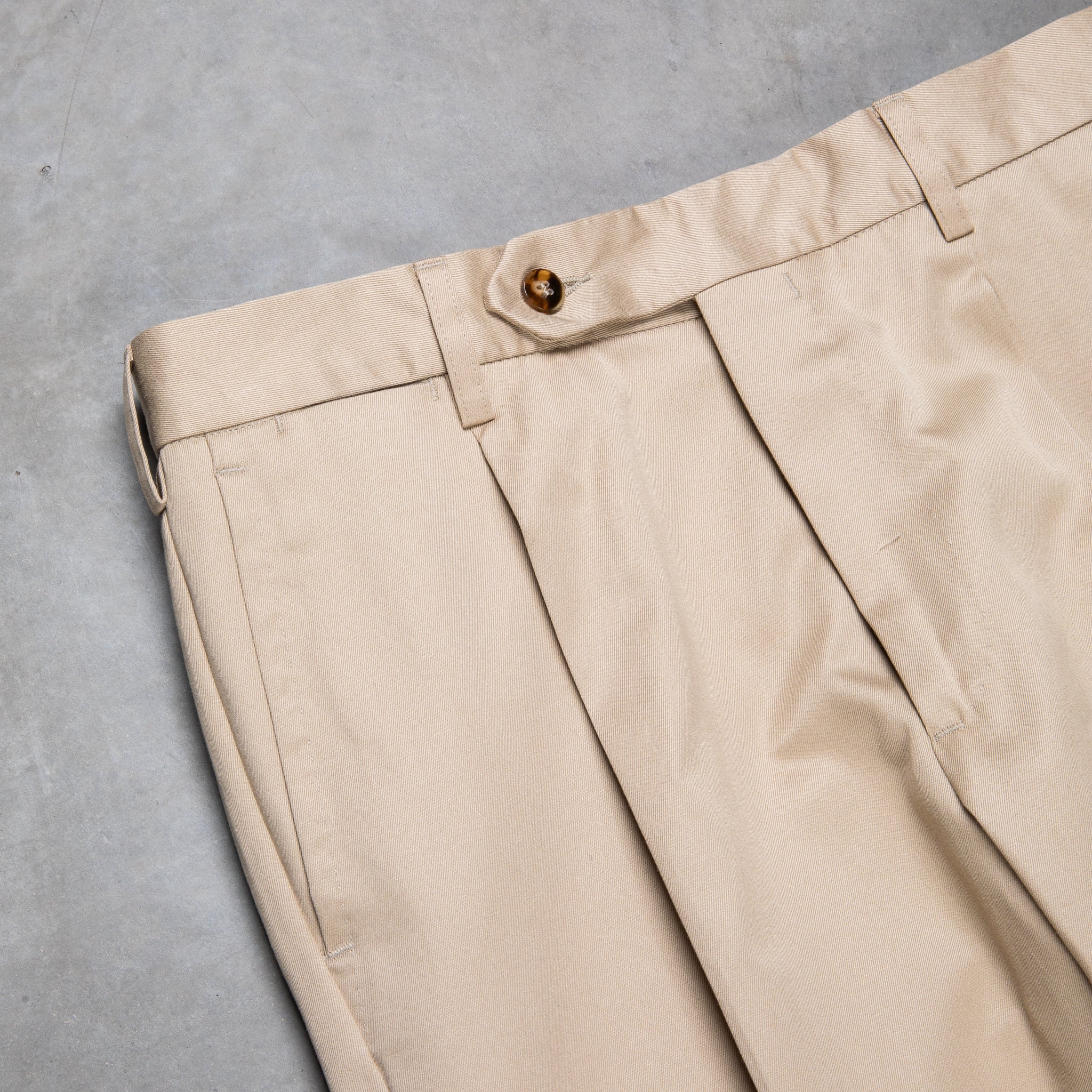 WIDE TUCK TAPERED PANTS