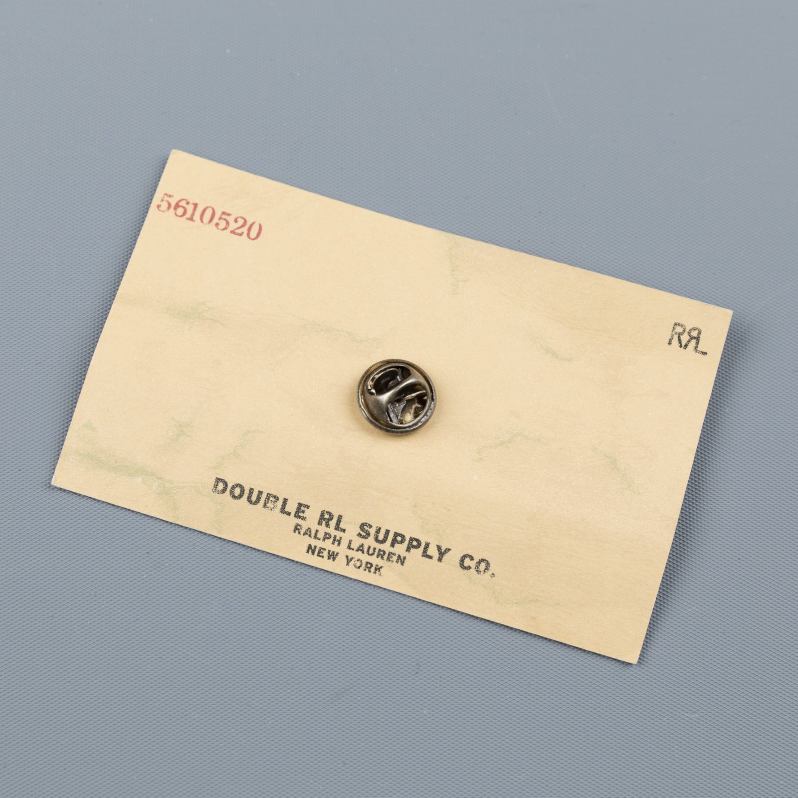 アクセサリー RRL Ralph Lauren MOTO BRASS PIN - BROWN RRL Logo Brass Pin