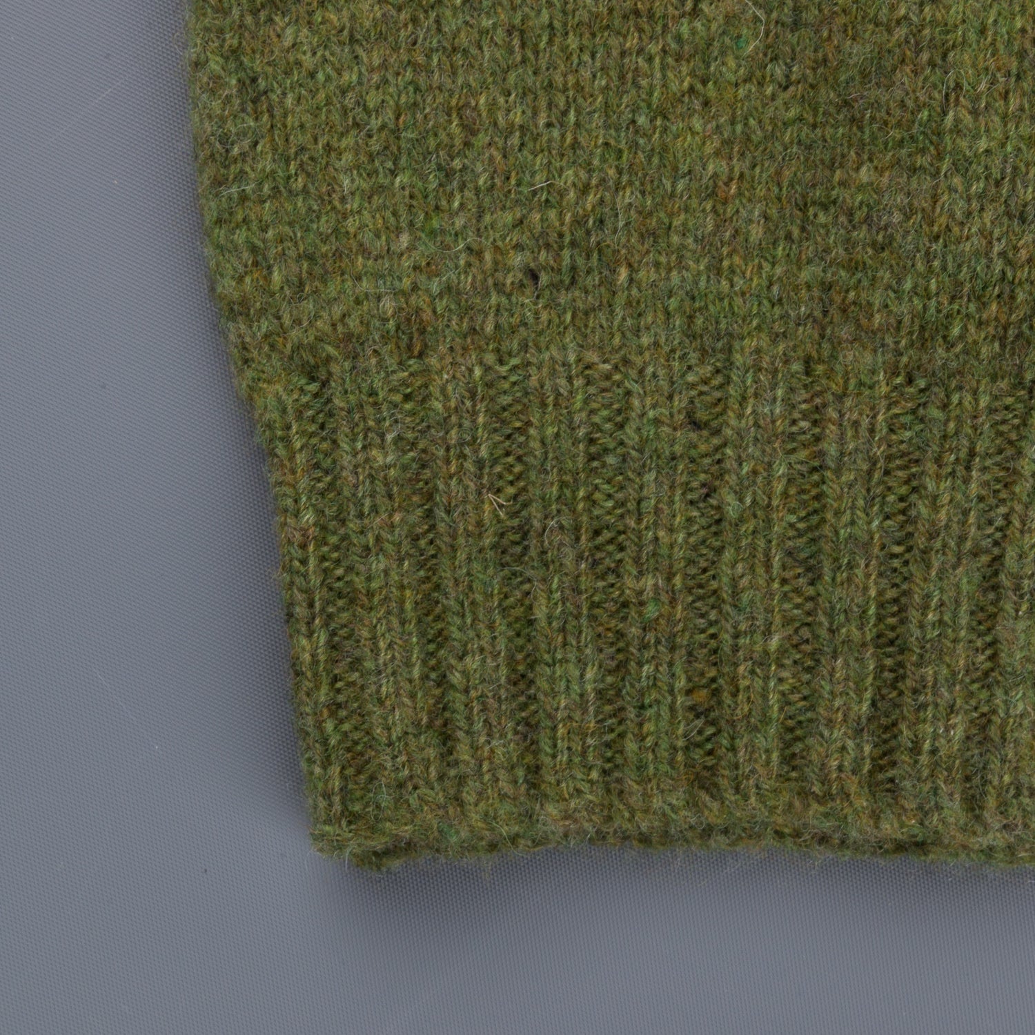 Laurence J. Smith Super soft Seamless Crew Neck Pullover Olive Groove