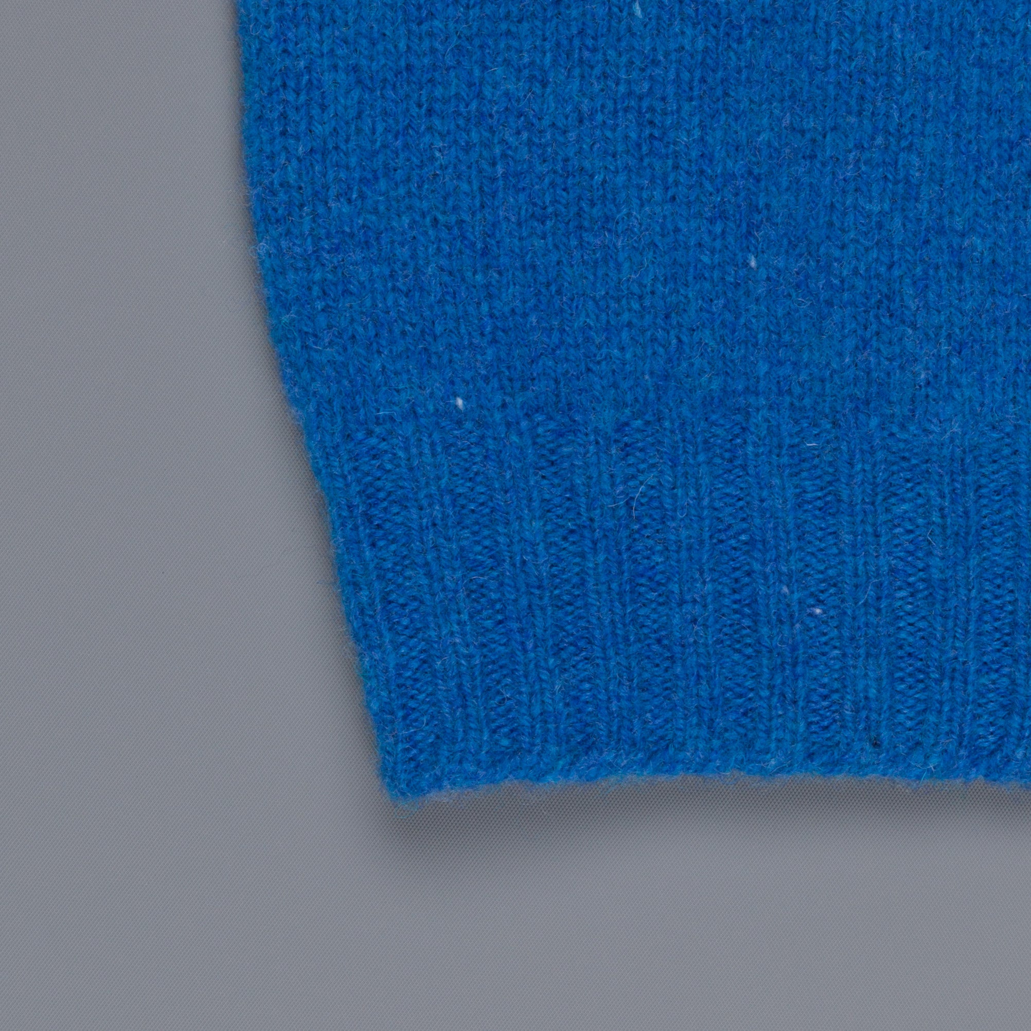 Laurence J. Smith  Super soft Seamless Crew Neck Pullover New Bright Blue